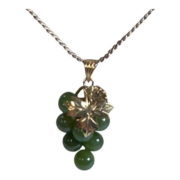 Vintage Gold Tone Necklace With Green Jade Gemstone Grape Cluster Pendant 15" - Picture 1 of 6